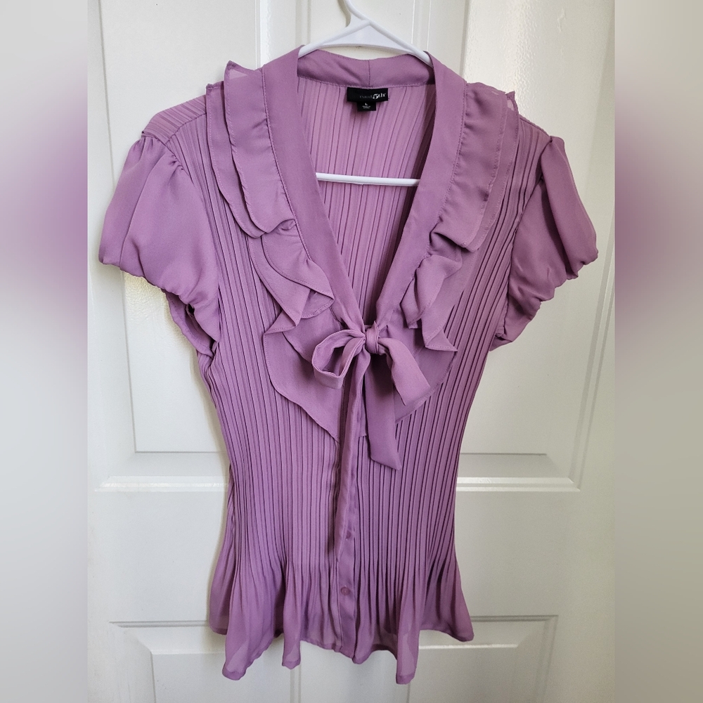 east 5th Ladies Rose Ruffled Blouse Sz L Fluttered Hem w/pleats.